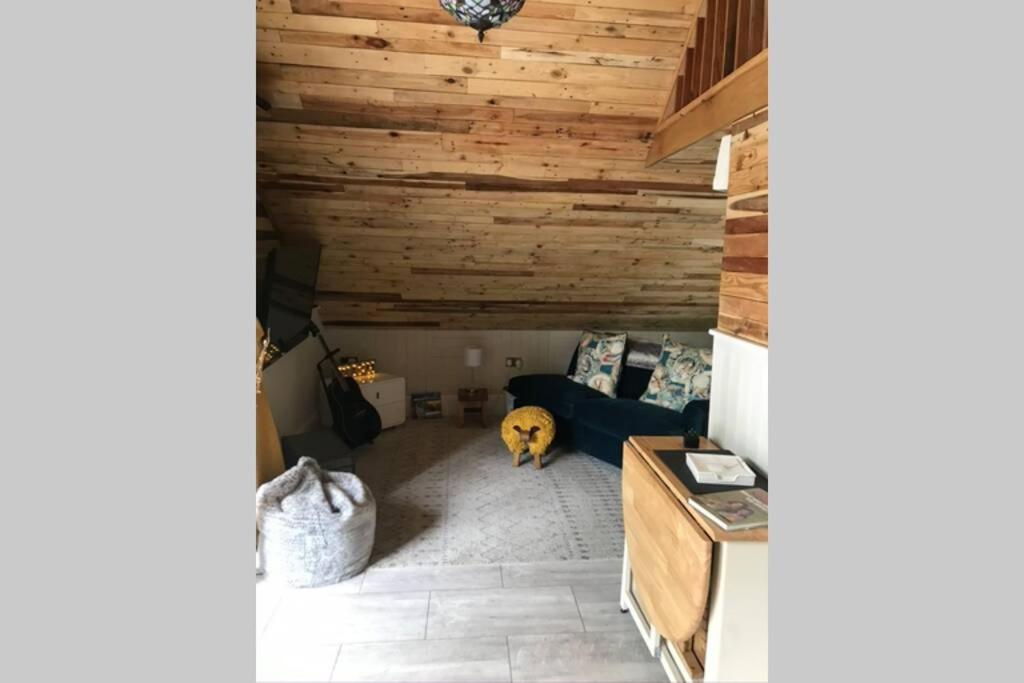 The Shed . A Cosy, Peaceful, 96% Recycled, Chalet. Суонси Экстерьер фото