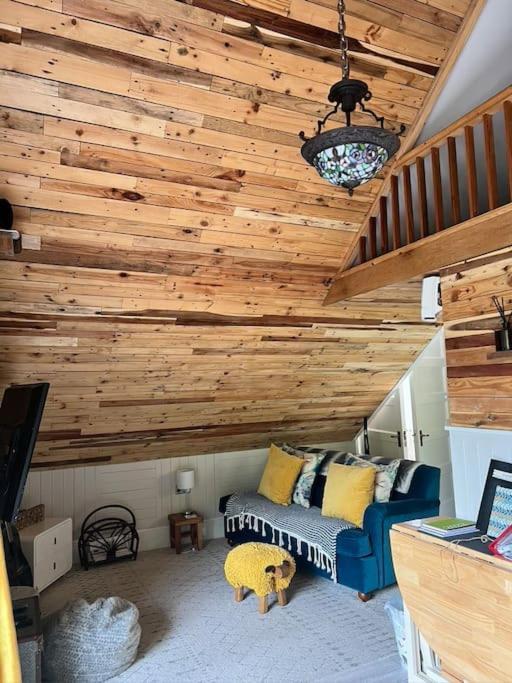 The Shed . A Cosy, Peaceful, 96% Recycled, Chalet. Суонси Экстерьер фото