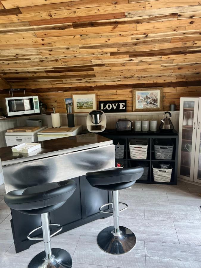 The Shed . A Cosy, Peaceful, 96% Recycled, Chalet. Суонси Экстерьер фото
